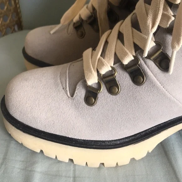 NWOT VICI light gray faux suede cream sherpa lug sole lace up ankle booties Sz 6 - Picture 2 of 13